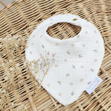 Charger l'image dans la galerie, Bavoir bandana bébé "Augustin" en double gaze de coton BIO écru Fabriqué en France | Les p'tites Merveilles de Bérénice