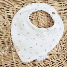Charger l'image dans la galerie, Bavoir bandana bébé "Augustin" en double gaze de coton BIO écru Fabriqué en France | Les p'tites Merveilles de Bérénice