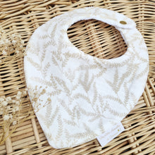 Charger l'image dans la galerie, Bavoir bandana bébé "branchages" beige et blanc en double gaze de coton BIO Fabriqué en France - Les p'tites Merveilles de Bérénice