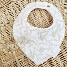 Charger l'image dans la galerie, Bavoir bandana bébé "branchages" beige et blanc en double gaze de coton BIO Fabriqué en France - Les p'tites Merveilles de Bérénice