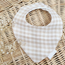Charger l'image dans la galerie, Bavoir bandana bébé "Carreaux" beiges et blanc en double gaze de coton fabriqué en France - Les p'tites Merveilles de Bérénice