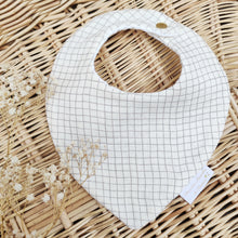 Charger l'image dans la galerie, Bavoir bandana bébé "Carreaux" gris et écru en double gaze de coton BIO fabriqué en France - Les p'tites Merveilles de Bérénice
