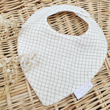 Charger l'image dans la galerie, Bavoir bandana bébé "Carreaux" gris et écru en double gaze de coton BIO fabriqué en France - Les p'tites Merveilles de Bérénice