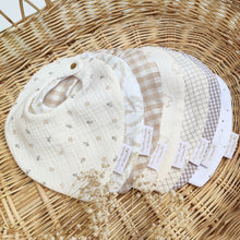 Charger l'image dans la galerie, Bavoirs bandanas bébé en double gaze de coton BIO tons beige blanc écru marron Fabriqué en France | Les p'tites Merveilles de Bérénice