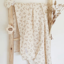 Charger l'image dans la galerie, Lange bébé en double gaze de coton Biologique écru "Eglantine" à fleurs feuilles Fabriqué en France - Les p'tites Merveilles de Bérénice