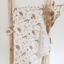 Charger l'image dans la galerie, Grand lange bébé "Tortues marines" marron et blanc en double gaze de coton 100 x 100 cm fabriqué en France - Les p'tites Merveilles de Bérénice