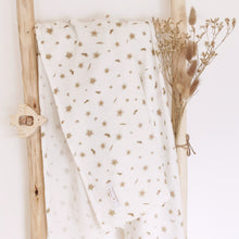 Charger l'image dans la galerie, Grand lange "Fleurs des îles" marron et blanc en double gaze de coton 100 x 100 cm fabriqué en France - Les p'tites Merveilles de Bérénice