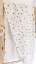 Charger l'image dans la galerie, Grand lange "Fleurs des îles" marron et blanc en double gaze de coton 100 x 100 cm fabriqué en France - Les p'tites Merveilles de Bérénice
