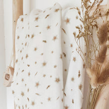 Charger l'image dans la galerie, Grand lange "Fleurs des îles" marron et blanc en double gaze de coton 100 x 100 cm fabriqué en France - Les p'tites Merveilles de Bérénice