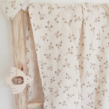 Charger l'image dans la galerie, Grand lange bébé en double gaze de coton Biologique écru "Eglantine" à fleurs feuilles Fabriqué en France - Les p'tites Merveilles de Bérénice