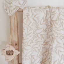 Charger l'image dans la galerie, Grand lange bébé "Feuilles branchages" en double gaze de coton Biologique beige et blanc Fabriqué en France - Les p'tites Merveilles de Bérénice