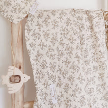Charger l'image dans la galerie, Grand lange bébé en double gaze de coton Biologique écru "Louison" à fleurs Fabriqué en France - Les p'tites Merveilles de Bérénice