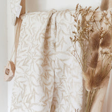 Charger l'image dans la galerie, Grand lange bébé "Feuilles branchages" en double gaze de coton Biologique beige et blanc Fabriqué en France - Les p'tites Merveilles de Bérénice