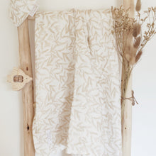 Charger l'image dans la galerie, Grand lange bébé "Feuilles branchages" en double gaze de coton Biologique beige et blanc Fabriqué en France - Les p'tites Merveilles de Bérénice