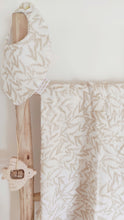 Charger l'image dans la galerie, Grand lange bébé "Feuilles branchages" en double gaze de coton Biologique beige et blanc Fabriqué en France - Les p'tites Merveilles de Bérénice