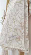 Charger l'image dans la galerie, Grand lange bébé "Feuilles branchages" en double gaze de coton Biologique beige et blanc Fabriqué en France - Les p'tites Merveilles de Bérénice
