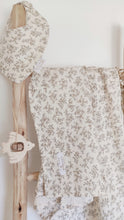 Charger l'image dans la galerie, Grand lange bébé en double gaze de coton Biologique écru "Louison" à fleurs Fabriqué en France - Les p'tites Merveilles de Bérénice