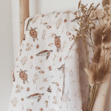 Charger l'image dans la galerie, Grand lange bébé "Tortues marines" marron et blanc en double gaze de coton 100 x 100 cm fabriqué en France