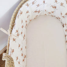 Charger l'image dans la galerie, Tour de couffin / habillage de couffin bébé "Oies sauvages" en double gaze de coton blanc cassé fabriqué en France pour Les p'tites Merveilles de Bérénice