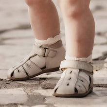 Charger l'image dans la galerie, Chaussettes courtes bébé ajourées côté pointelle blanc style bohème rétro vintage pour Les p'tites Merveilles de Bérénice