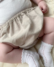 Charger l&#39;image dans la galerie, Chaussettes courtes bébé ajourées côté pointelle blanc style bohème rétro vintage pour Les p&#39;tites Merveilles de Bérénice

