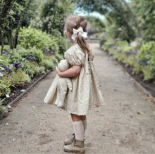 Charger l'image dans la galerie, Chaussettes hautes bébé en coton ajouré pointelle écru style bohème rétro vintage pour Les p'tites Merveilles de Bérénice