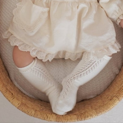 Chaussettes hautes bébé en coton chaud ajouré pointelle côté écru