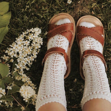 Charger l'image dans la galerie, Chaussettes hautes bébé en coton ajouré pointelle écru style bohème rétro vintage pour Les p'tites Merveilles de Bérénice