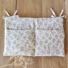 Charger l'image dans la galerie, Range doudou / tétine lit bébé en double gaze de coton Biologique écru "Louison" fleurs beiges fabriqué en France par Les p'tites Merveilles de Bérénice
