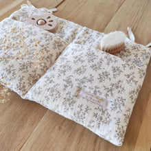Charger l'image dans la galerie, Range doudou / tétine lit bébé en double gaze de coton Biologique écru "Louison" fleurs beiges fabriqué en France par Les p'tites Merveilles de Bérénice