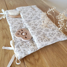 Charger l'image dans la galerie, Range doudou / tétine lit bébé en double gaze de coton Biologique écru "Louison" fleurs beiges fabriqué en France par Les p'tites Merveilles de Bérénice