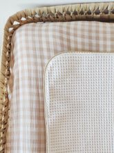 Charger l'image dans la galerie, Housse de matelas à langer en double gaze de coton vichy beige et blanc cassé fabriquée en France par Les p'tites Merveilles de Bérénice