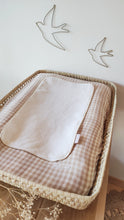 Charger l'image dans la galerie, Housse de matelas à langer en double gaze de coton vichy beige et blanc cassé fabriquée en France par Les p'tites Merveilles de Bérénice