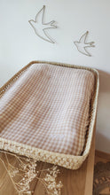 Charger l'image dans la galerie, Housse de matelas à langer en double gaze de coton vichy beige et blanc cassé fabriquée en France par Les p'tites Merveilles de Bérénice