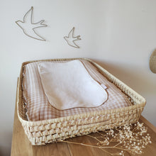 Charger l'image dans la galerie, Housse de matelas à langer en double gaze de coton vichy beige et blanc cassé fabriquée en France par Les p'tites Merveilles de Bérénice