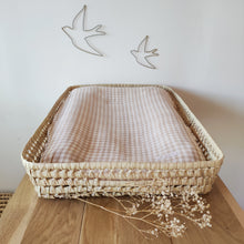 Charger l'image dans la galerie, Housse de matelas à langer en double gaze de coton vichy beige et blanc cassé fabriquée en France par Les p'tites Merveilles de Bérénice