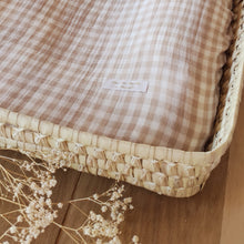 Charger l'image dans la galerie, Panier à langer rectangle avec housse en double gaze de coton vichy beige et blanc cassé fabriqué en France par Les p'tites Merveilles de Bérénice