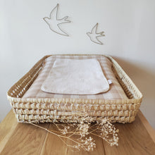 Charger l'image dans la galerie, Panier à langer rectangulaire osier matelas et housse de matelas à langer réversible en double gaze de coton vichy beige et blanc cassé fabriquée en France par Les p'tites Merveilles de Bérénice
