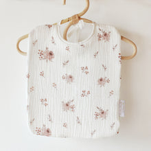 Charger l'image dans la galerie, Grand bavoir bébé roses anciennes en double gaze et nid d'abeille de coton BIO durable et écoresponsable fabriqué en France par Les p'tites Merveilles de Bérénice