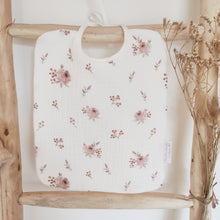 Charger l'image dans la galerie, Grand bavoir bébé roses anciennes en double gaze et nid d'abeille de coton BIO durable et écoresponsable fabriqué en France par Les p'tites Merveilles de Bérénice