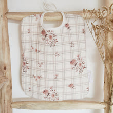 Charger l'image dans la galerie, Grand bavoir bébé à rose et carreaux en double gaze et nid d'abeille de coton BIO fabriqué en France par Les p'tites Merveilles de Bérénice