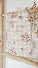 Charger l'image dans la galerie, Grand bavoir bébé à rose et carreaux en double gaze et nid d'abeille de coton BIO fabriqué en France par Les p'tites Merveilles de Bérénice