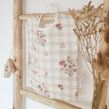 Charger l'image dans la galerie, Grand bavoir bébé à rose et carreaux en double gaze et nid d'abeille de coton BIO fabriqué en France par Les p'tites Merveilles de Bérénice