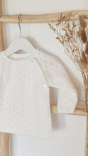 Charger l'image dans la galerie, Brassière bébé fille mixte naissance ajourée pointelle écru durable et écoresponsable tricotée en France pour Les p'tites Merveilles de Bérénice