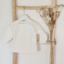 Charger l'image dans la galerie, Brassière bébé fille mixte naissance ajourée pointelle écru durable et écoresponsable tricotée en France pour Les p'tites Merveilles de Bérénice