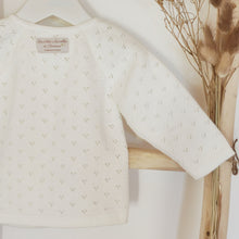 Charger l'image dans la galerie, Brassière bébé fille mixte naissance ajourée pointelle écru durable et écoresponsable tricotée en France pour Les p'tites Merveilles de Bérénice