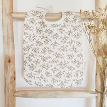 Charger l'image dans la galerie, Grand bavoir bébé Louison à fleurs bohèmes beige et écru en double gaze et nid d'abeille de coton BIO durable et écoresponsable fabriqué en France par Les p'tites Merveilles de Bérénice