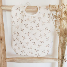 Charger l'image dans la galerie, Grand bavoir bébé Églantine feuillages bohèmes beige, marron et écru en double gaze et nid d'abeille de coton BIO durable et écoresponsable fabriqué en France par Les p'tites Merveilles de Bérénice