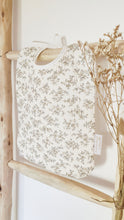 Charger l'image dans la galerie, Grand bavoir bébé Louison à fleurs bohèmes beige et écru en double gaze et nid d'abeille de coton BIO durable et écoresponsable fabriqué en France par Les p'tites Merveilles de Bérénice