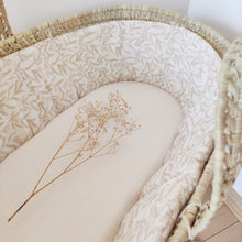 Charger l'image dans la galerie, Tour de couffin "Branchages" en double gaze de coton BIO beige et blanc cassé écoresponsable et durable fabriqué en France par Les p'tites Merveilles de Bérénice